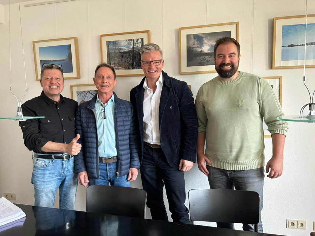 Nach der Kaufvertragsunterzeichnung, v.l.n.r.: Thomas Minke (Geschäftsführer M+M Bürosysteme), Peter Muckle (Geschäftsführer M+M Bürosysteme), Michael Unverwerth (CEO Alegra Raumkonzepte), Rouwen Kramer (CSO Alegra Raumkonzepte)